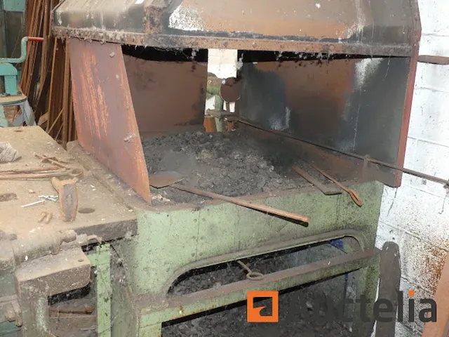 Kolen smederij met metalen werkbank - afbeelding 4 van  9