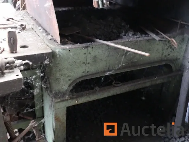 Kolen smederij met metalen werkbank - afbeelding 5 van  9
