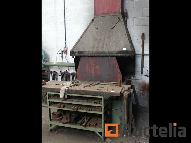 Kolen smederij met metalen werkbank - afbeelding 7 van  9