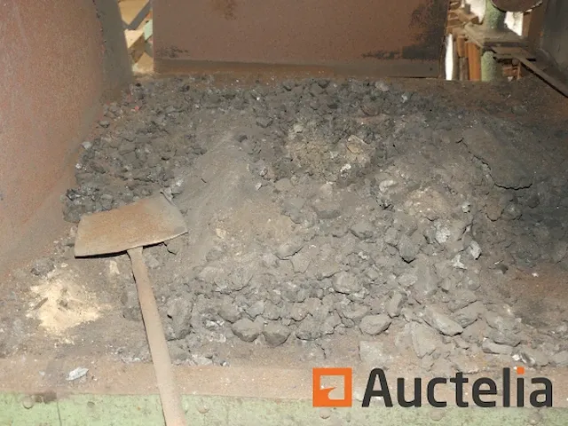 Kolen smederij met metalen werkbank - afbeelding 8 van  9