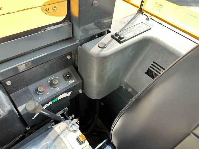 Komatsu - 2011 - pc56-7 - midigraafmachine - afbeelding 28 van  42