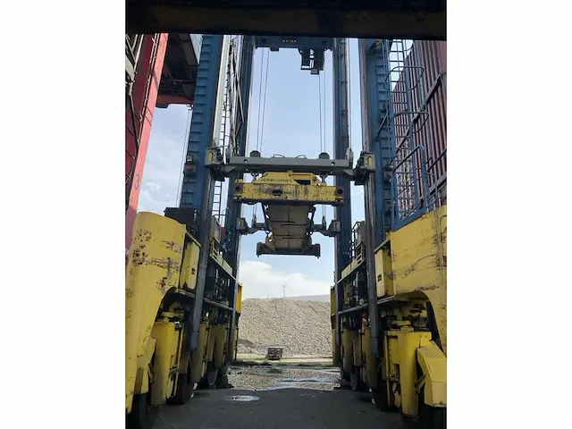 Konecranes - 54de - straddle carrier - 2009 - afbeelding 10 van  17
