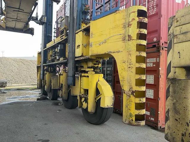 Konecranes - 54de - straddle carrier - 2009 - afbeelding 11 van  17