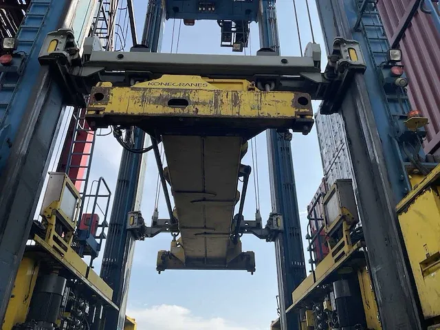 Konecranes - 54de - straddle carrier - 2009 - afbeelding 13 van  17
