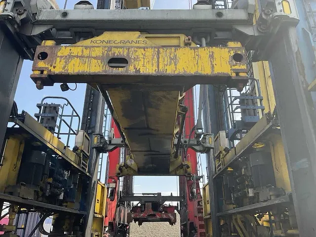 Konecranes - 54de - straddle carrier - 2009 - afbeelding 19 van  20