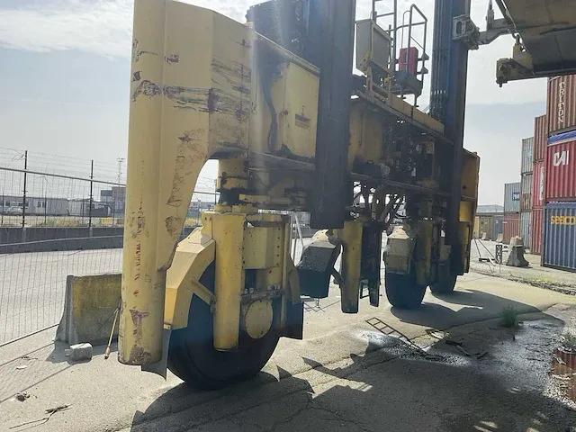 Konecranes - 54de - straddle carrier - 2009 - afbeelding 17 van  21
