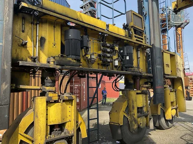 Konecranes - 54de - straddle carrier - 2009 - afbeelding 20 van  21