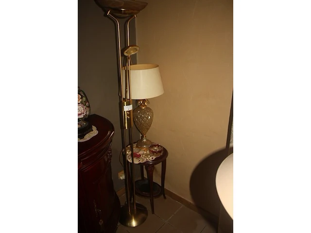 Koper kleurige staande lamp, glazen schemerlamp, kristallen asbak, houten bijzettafeltje - afbeelding 1 van  6