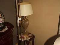Koper kleurige staande lamp, glazen schemerlamp, kristallen asbak, houten bijzettafeltje - afbeelding 1 van  6