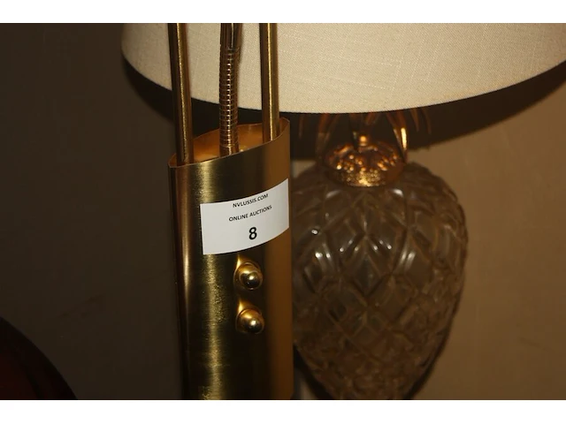 Koper kleurige staande lamp, glazen schemerlamp, kristallen asbak, houten bijzettafeltje - afbeelding 2 van  6