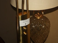Koper kleurige staande lamp, glazen schemerlamp, kristallen asbak, houten bijzettafeltje - afbeelding 2 van  6