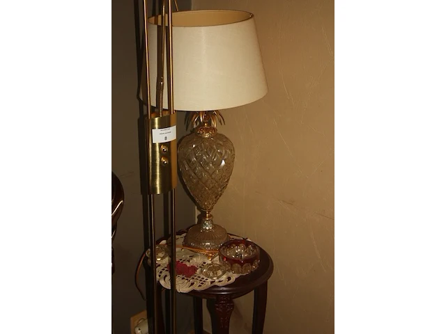 Koper kleurige staande lamp, glazen schemerlamp, kristallen asbak, houten bijzettafeltje - afbeelding 3 van  6