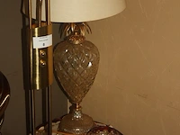 Koper kleurige staande lamp, glazen schemerlamp, kristallen asbak, houten bijzettafeltje - afbeelding 3 van  6
