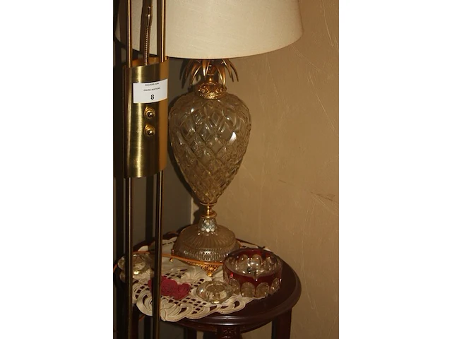 Koper kleurige staande lamp, glazen schemerlamp, kristallen asbak, houten bijzettafeltje - afbeelding 4 van  6