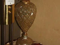 Koper kleurige staande lamp, glazen schemerlamp, kristallen asbak, houten bijzettafeltje - afbeelding 4 van  6