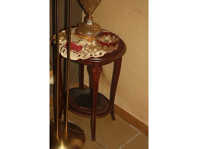 Koper kleurige staande lamp, glazen schemerlamp, kristallen asbak, houten bijzettafeltje - afbeelding 5 van  6