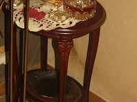 Koper kleurige staande lamp, glazen schemerlamp, kristallen asbak, houten bijzettafeltje - afbeelding 5 van  6