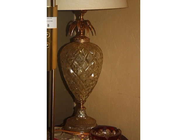 Koper kleurige staande lamp, glazen schemerlamp, kristallen asbak, houten bijzettafeltje - afbeelding 6 van  6