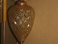 Koper kleurige staande lamp, glazen schemerlamp, kristallen asbak, houten bijzettafeltje - afbeelding 6 van  6