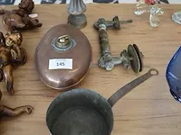 Koperen steelpan, koperen bedverwarmer, koperen deurklink, sierstuk - afbeelding 1 van  9