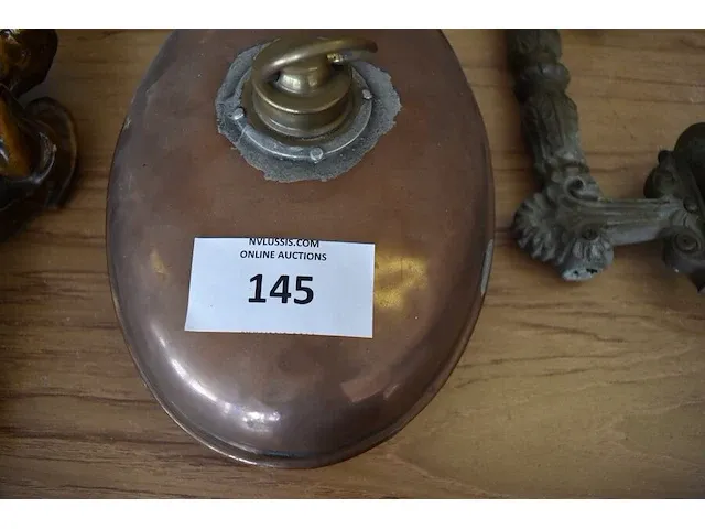 Koperen steelpan, koperen bedverwarmer, koperen deurklink, sierstuk - afbeelding 2 van  9