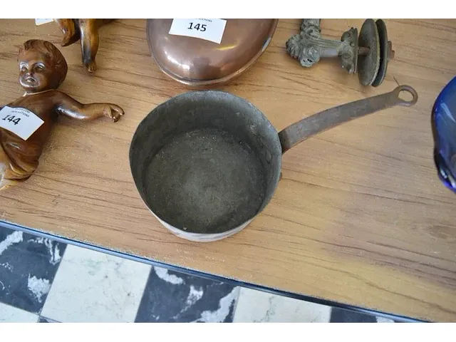 Koperen steelpan, koperen bedverwarmer, koperen deurklink, sierstuk - afbeelding 4 van  9