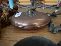 Koperen steelpan, koperen bedverwarmer, koperen deurklink, sierstuk - afbeelding 6 van  9
