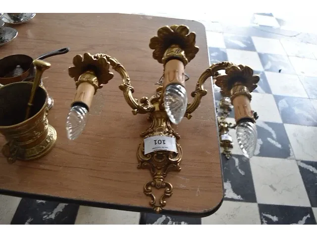 Koperen wandapplique met 3 lichtpunten, koperen vijzel, koperen steelpannetje, tinnen kaarsenhouder, glazen schoteltje - afbeelding 4 van  7
