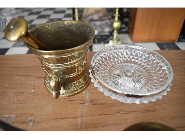 Koperen wandapplique met 3 lichtpunten, koperen vijzel, koperen steelpannetje, tinnen kaarsenhouder, glazen schoteltje - afbeelding 6 van  7