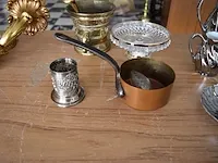 Koperen wandapplique met 3 lichtpunten, koperen vijzel, koperen steelpannetje, tinnen kaarsenhouder, glazen schoteltje - afbeelding 5 van  7