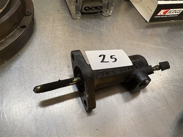 Koppelingspomp bakzijde porsche 968 - afbeelding 1 van  3