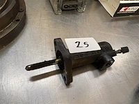 Koppelingspomp bakzijde porsche 968 - afbeelding 1 van  3