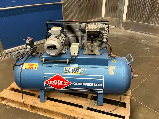 Koppens vm400 vleesvormpers + compressor - afbeelding 20 van  23