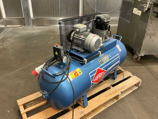 Koppens vm400 vleesvormpers + compressor - afbeelding 21 van  23