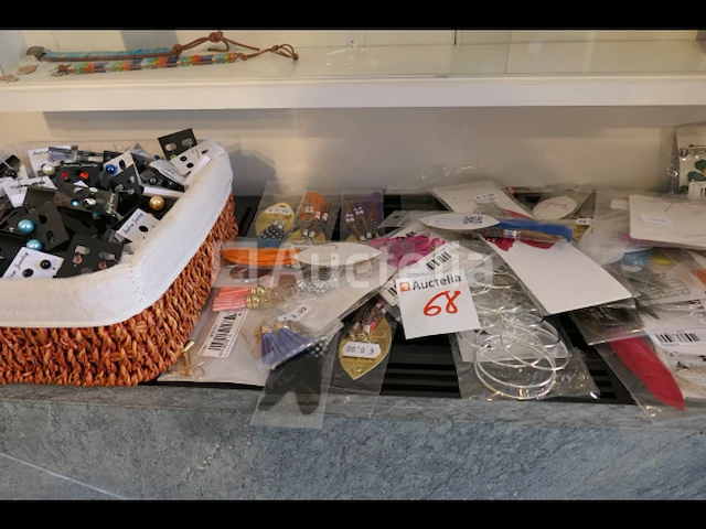 Kostuumjuwelen voor honden en katten, parfums,... - afbeelding 7 van  8