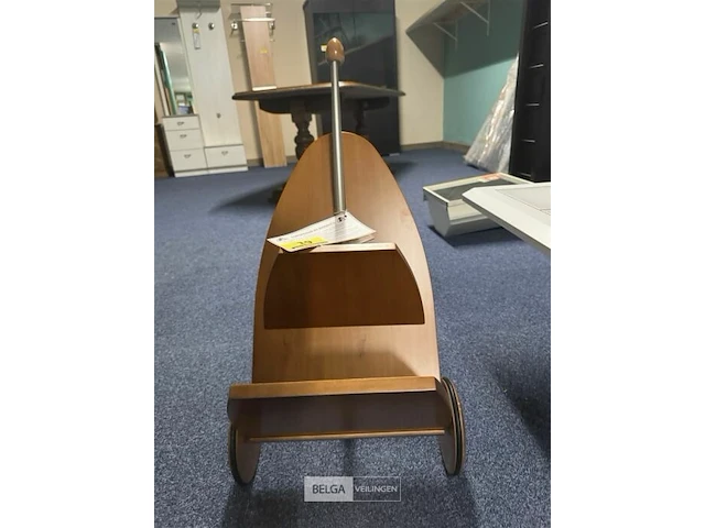 Krantenrekje op wielen - afbeelding 1 van  3