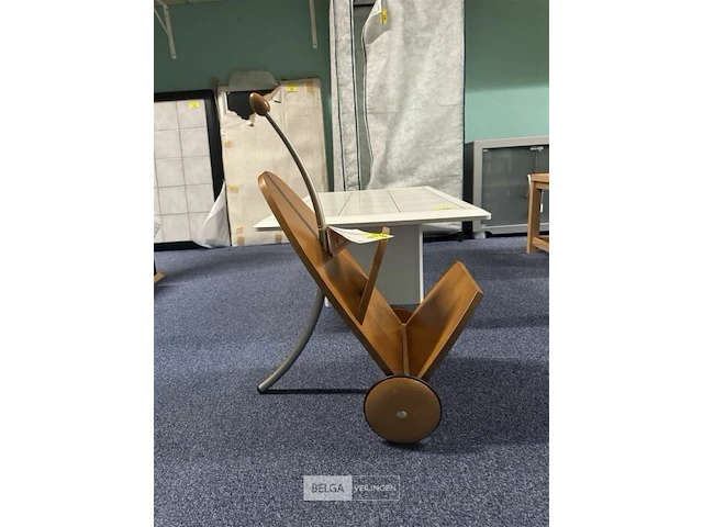 Krantenrekje op wielen - afbeelding 2 van  3