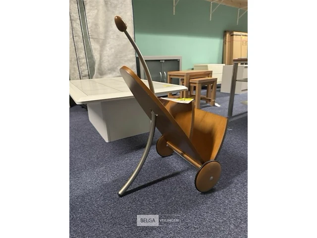 Krantenrekje op wielen - afbeelding 3 van  3