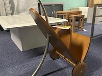 Krantenrekje op wielen - afbeelding 3 van  3