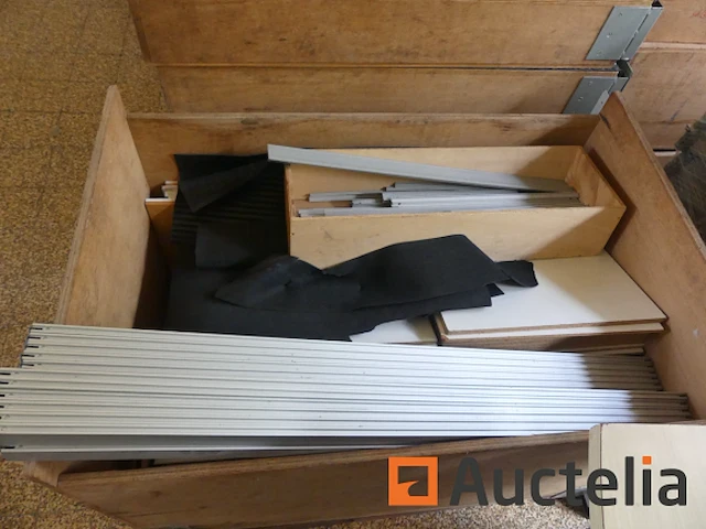 Krat met diverse stands materiaal (aluminium) - afbeelding 3 van  13