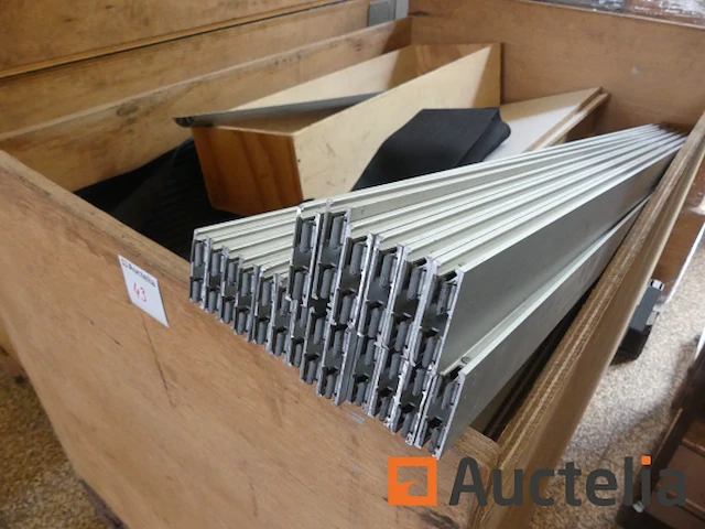 Krat met diverse stands materiaal (aluminium) - afbeelding 4 van  13