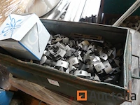 Krat met diverse stands materiaal (aluminium) - afbeelding 5 van  13