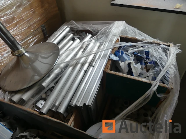 Krat met diverse stands materiaal (aluminium) - afbeelding 1 van  13