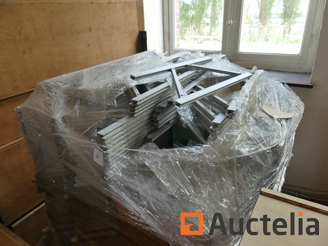 Krat met diverse stands materiaal (aluminium) - afbeelding 8 van  13