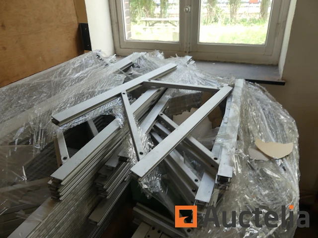 Krat met diverse stands materiaal (aluminium) - afbeelding 12 van  13