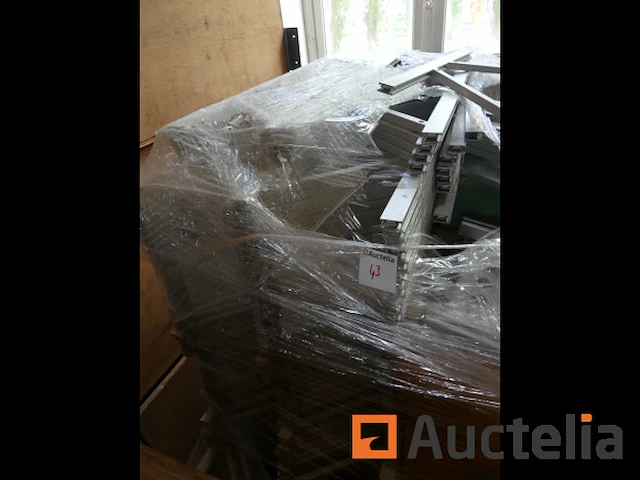 Krat met diverse stands materiaal (aluminium) - afbeelding 13 van  13