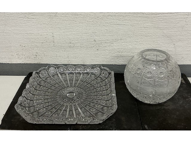 Kristallen geslepen schotel en rond vaasje - afbeelding 1 van  2