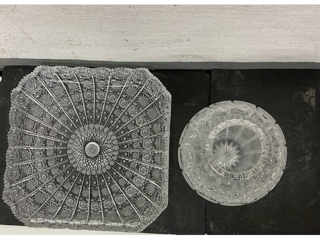 Kristallen geslepen schotel en rond vaasje - afbeelding 2 van  2