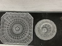 Kristallen geslepen schotel en rond vaasje - afbeelding 2 van  2