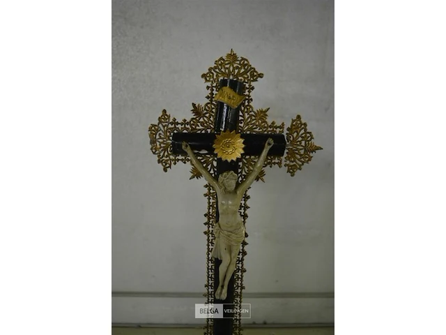 Kruis met stolp - licht beschadigd - afbeelding 3 van  4
